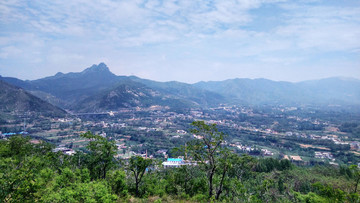 遠處的村莊和高山
