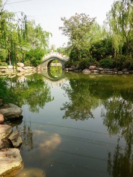 绿色水面与拱桥