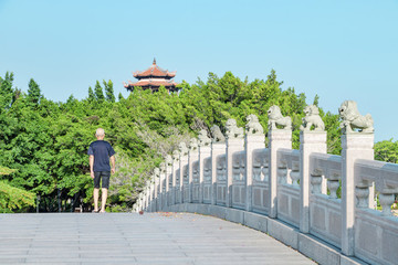 公園橋上行人