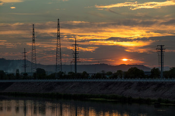 江邊日落夕陽(yáng)