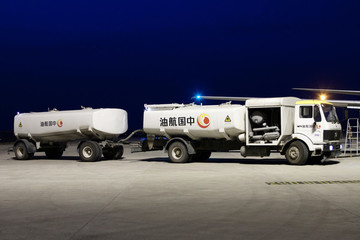 飛機(jī)加油車(chē)夜景