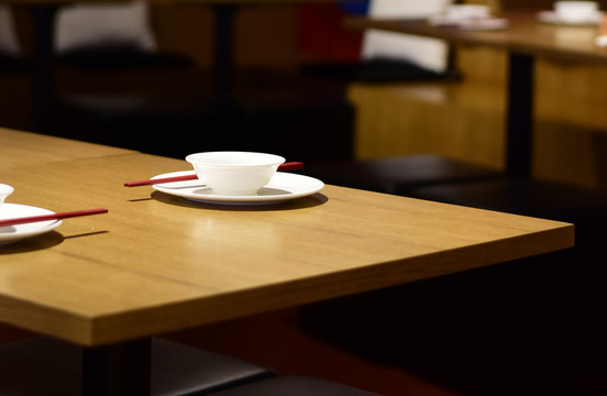 餐桌上的餐具