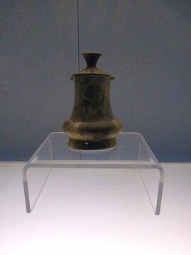 黑陶細(xì)刻紋雙鼻壺