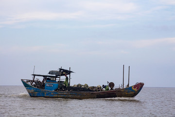 海上捕撈船