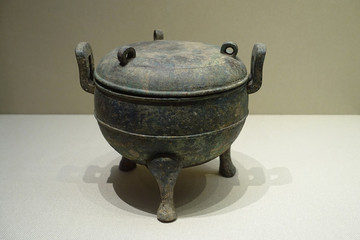 戰(zhàn)國(guó)蟠螭紋三環(huán)鈕銅蓋鼎