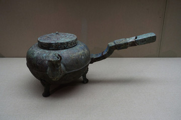 戰(zhàn)國(guó)鳳首曲柄三足銅盉