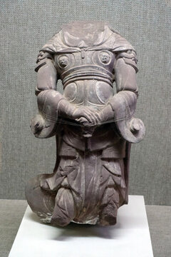 唐代石雕天王像