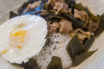 溫泉蛋肥牛飯