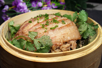 竹籠粉蒸肉