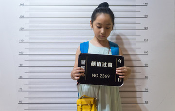 女孩和3D創(chuàng)意背景墻