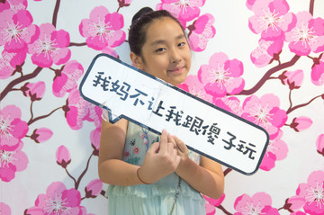 女孩和3D創(chuàng)意背景墻