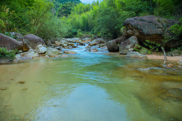 清澈山泉小溪