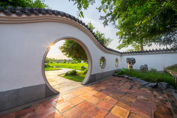 在斜陽下美麗的中國建筑園林圓門