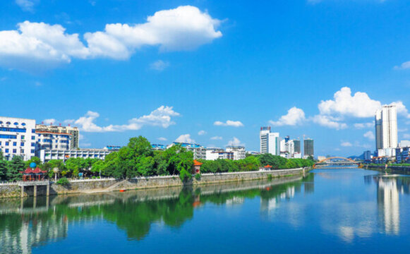 藍(lán)天白云下的城市