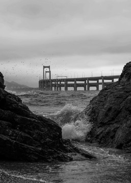 海浪和跨海大橋