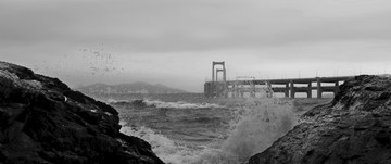海浪和跨海大橋