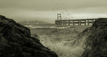 海浪和跨海大橋