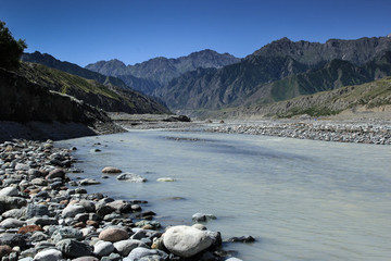 天山河流金溝河