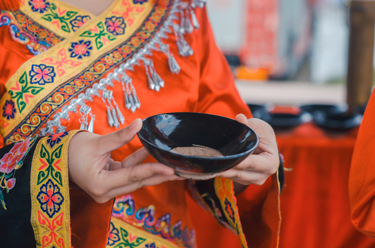 少數(shù)民族敬酒