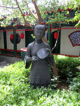 清代執(zhí)扇婦女雕塑