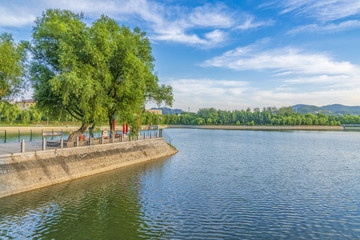 藍(lán)天白云下的南陽湖風(fēng)景
