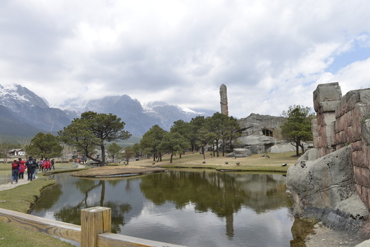 云龍雪山下的建筑