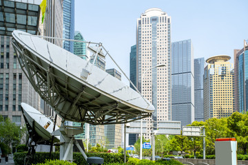 上海陸家嘴商業(yè)大廈和衛(wèi)星接收機(jī)
