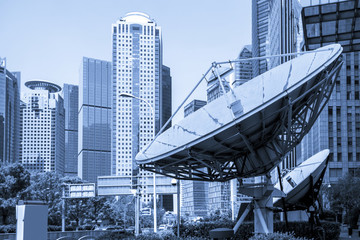 上海陸家嘴商業(yè)大廈和衛(wèi)星接收機(jī)