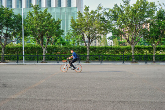 共享單車騎過馬路