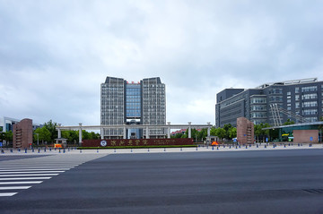 大學(xué)校門