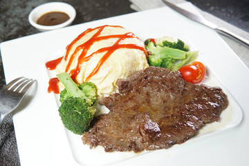 牛扒蛋包飯