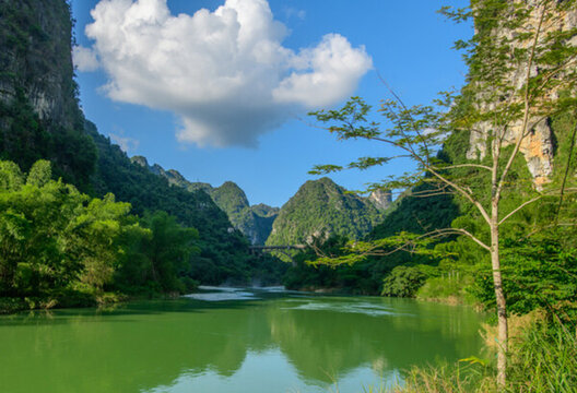 清澈河流美景