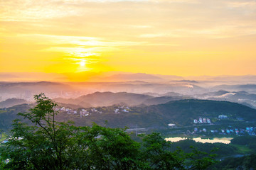 山城日出