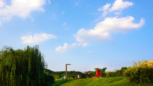 湖畔藍(lán)天