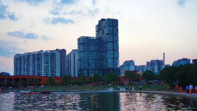 雄偉的湖邊建筑