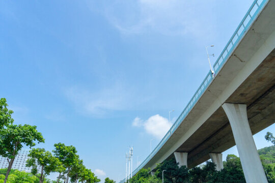 藍(lán)天與橋