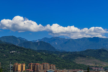 藍天白云高山