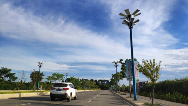 藍(lán)天白云道路風(fēng)景