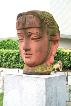 美女人頭雕像