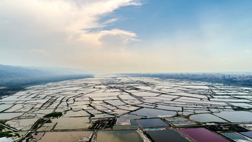 七彩鹽湖航拍全景