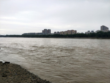 漲潮河水