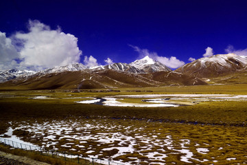 遠(yuǎn)望唐古拉山