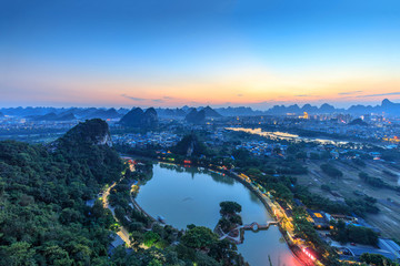 俯瞰桂林穿山景區(qū)夜景