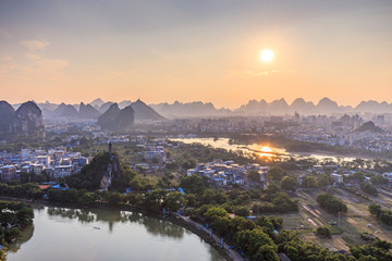 俯瞰桂林穿山景區(qū)日落