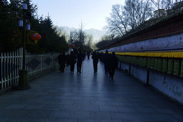黎明轉(zhuǎn)經(jīng)的人們