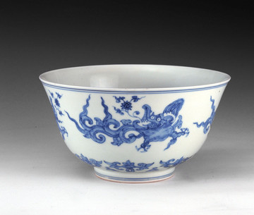 明成化景德鎮(zhèn)窯青花夔龍紋碗