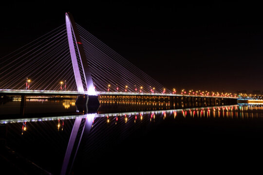 西安彩虹橋側(cè)面夜景