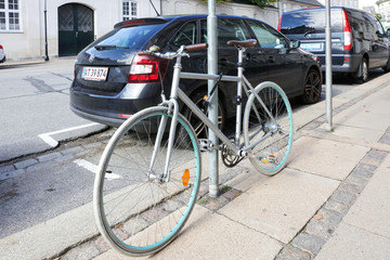 哥本哈根街頭鎖在桿子上的自行車