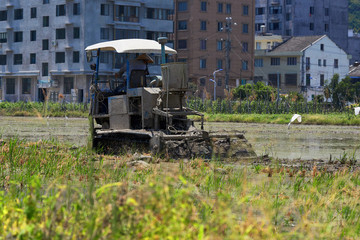 機(jī)械耕地