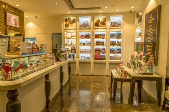 大型商場(chǎng)化妝品專賣店